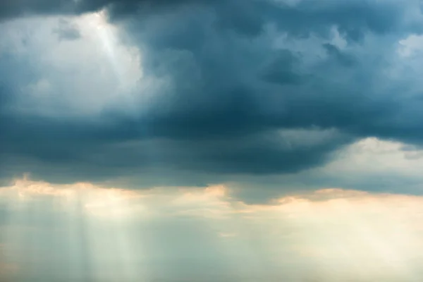 壮观的风暴天空与乌云和明亮的阳光 — 图库照片