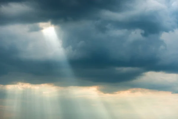 Dramatische Storm hemel met donkere wolken en heldere zonnestralen — Stockfoto