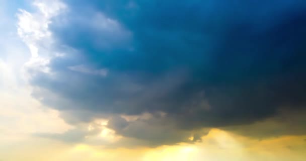 수평선에 화려한 극적인 하늘과 아름다운 극적인 일몰폭풍 구름의 타임랩스 — 비디오