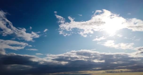 Timelapse Hermoso Atardecer Dramático Con Cielo Dramático Coloridas Nubes Esponjosas — Vídeo de stock