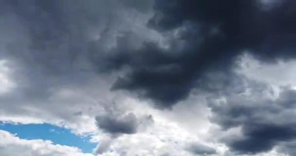 Временной Поток Пушистых Дождевых Облаков Бегущих Голубому Небу Клип Кадров — стоковое видео