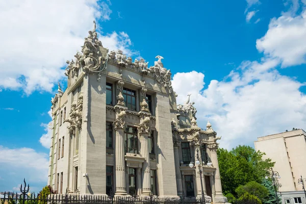 Famosa casa con quimeras en Kiev, Ucrania — Foto de Stock