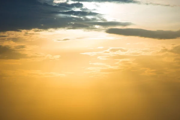 Закат оранжевое небо с солнцем и облаками — стоковое фото