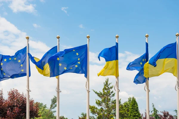 Bandeiras da União Europeia e da Ucrânia — Fotografia de Stock
