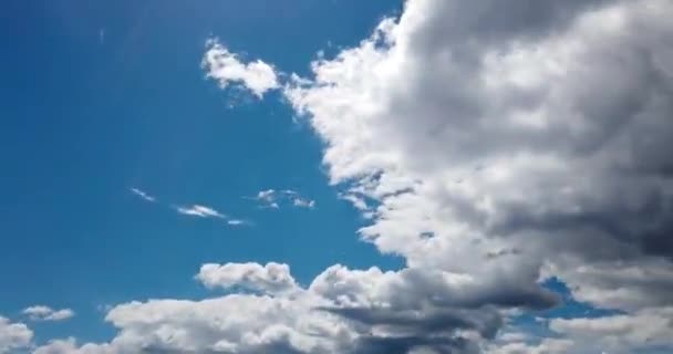 Timelapse Van Pluizige Regen Wolken Die Blauwe Lucht Timelapse Clip — Stockvideo