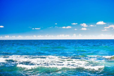 Mavi su, gökyüzü ve beyaz bulutlar ile Seascape