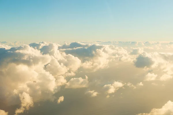 天空、云彩和海洋的飞机视图 — 图库照片