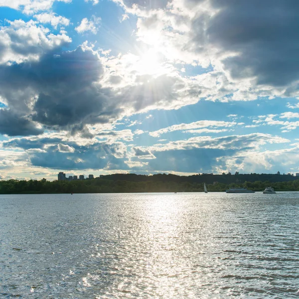 Mavi nehir üzerinde gün batımı 