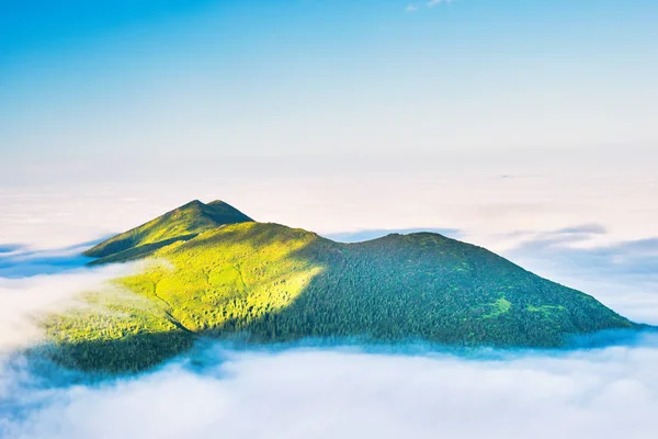 Green mountain in the clouds — Stock Photo, Image