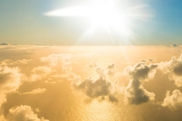 Vliegtuig uitzicht op wolken, de Oceaan en de stralende zon — Stockfoto