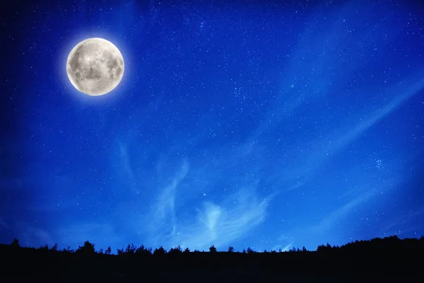 Pleine lune sur ciel nocturne avec étoiles — Photo