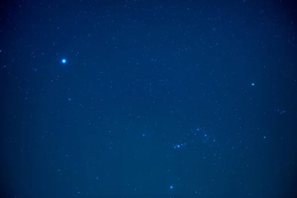 Noite céu escuro com estrelas brilhantes — Fotografia de Stock