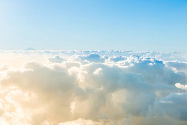 Blick aus dem Flugzeug auf Himmel, Wolken und Meer — Stockfoto