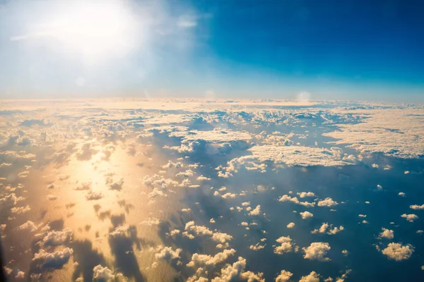 Hermosa vista aérea con cielo azul, nubes blancas y rayos de sol — Foto de Stock