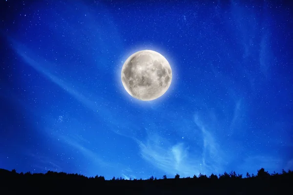 Pleine lune sur ciel nocturne avec étoiles — Photo