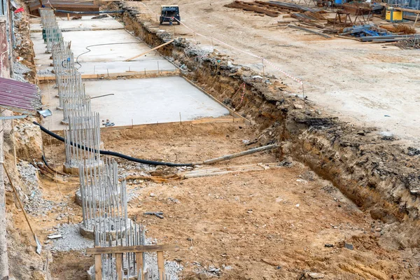 Local de construção com coluna de construção — Fotografia de Stock