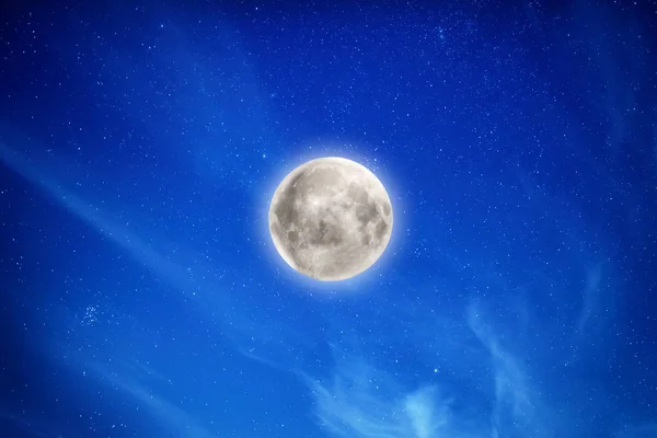 Grande pleine lune sur le ciel nocturne avec des étoiles — Photo