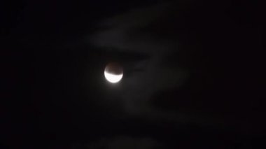 Ay kısmi tutulma sırasında bulutlar ile karanlık gece gökyüzünde hareket ediyor. Full Hd klip
