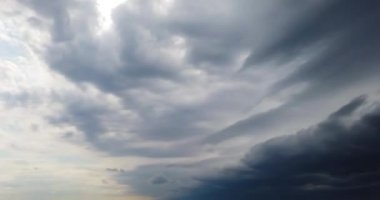 Yağmur bulutları ile yağmurlu gökyüzü zaman atlamalı ve sonra güzel hava çıktı. 4k zaman atlamalı klip