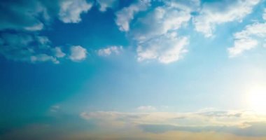 Dramatik gökyüzü ve renkli kabarık bulutlarla güzel dramatik bir gün batımı. 4K zaman aşımı klibi