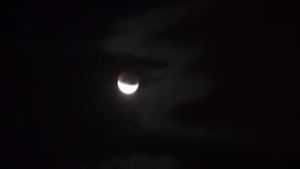 Lua Movendo Céu Noturno Escuro Com Nuvens Durante Eclipse Parcial — Vídeo de Stock