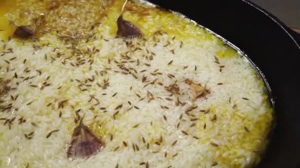 Cocción Pilau Asiático Tradicional Hirviendo Con Carne Cordero Ajo Arroz — Vídeos de Stock