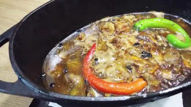 用羊肉 米饭和红绿辣椒烹饪沸腾的传统亚洲辣椒 — 图库视频影像