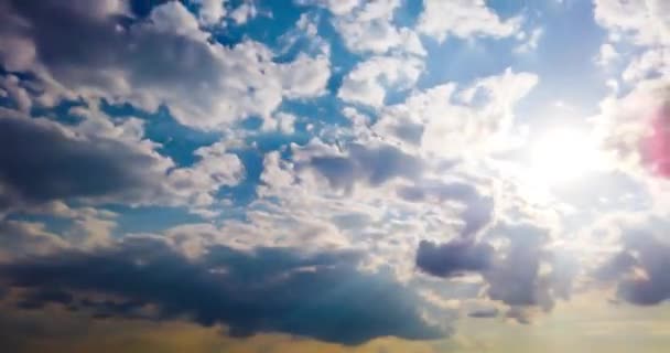 Zeitraffer Von Blauem Himmel Mit Sonnenstrahlen Durch Wolken Und Verblasstem — Stockvideo