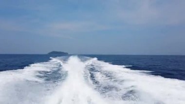 Su yüzeyinde Cruise Boat dalga, güneş ışığı ve mavi deniz ile ufukta. 4k klip