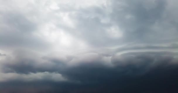 雨雲と雨の空の時間経過 4Kタイムラプスクリップ — ストック動画