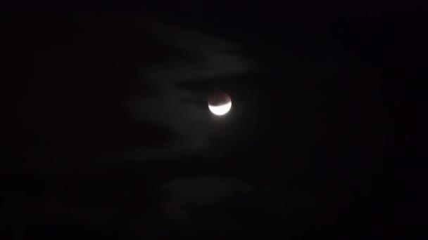 Luna Moviéndose Oscuro Cielo Nocturno Con Nubes Durante Eclipse Parcial — Vídeos de Stock