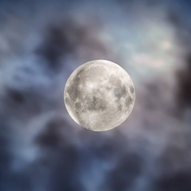 Bulutlar ile gece gökyüzünde büyük dolunay