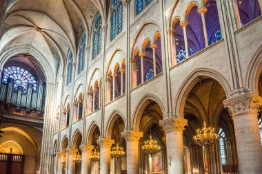 Katedralin iç Notre-Dame de Paris
