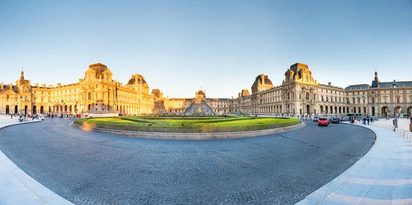 Louvre museum with landmark entrance - pyramid — Stock Photo, Image