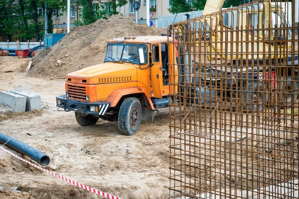 Grote vrachtwagen op bouwplaats — Stockfoto