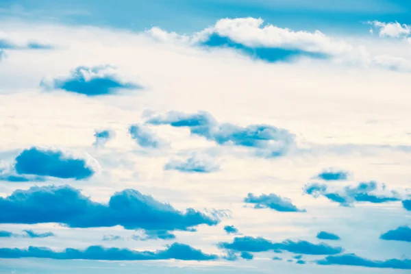 Blauwe lucht met wolken — Stockfoto