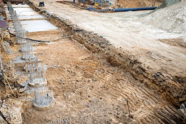Строительная площадка со строительной колонной — стоковое фото