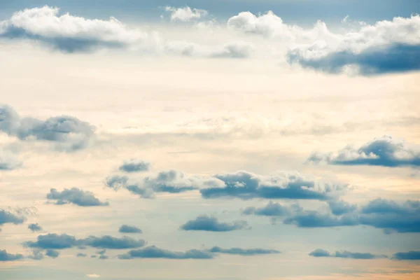 Blauwe lucht met wolken — Stockfoto