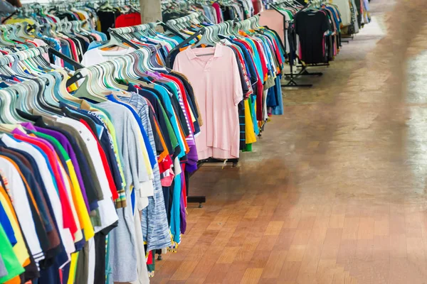 Loja de roupas com variedade de roupas — Fotografia de Stock