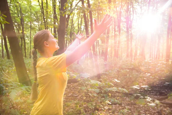幸せな女性は太陽に手を伸ばす — ストック写真