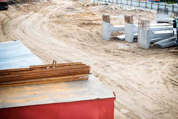 Local de construção com coluna de construção — Fotografia de Stock