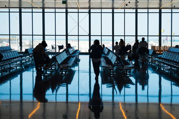 Groep silhouetmensen op de luchthaven — Stockfoto