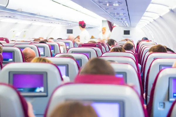 Interior del avión con pasajeros — Foto de Stock