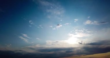 Yağmur bulutları ile yağmurlu gökyüzü timelapse. 4k zaman atlamalı klip