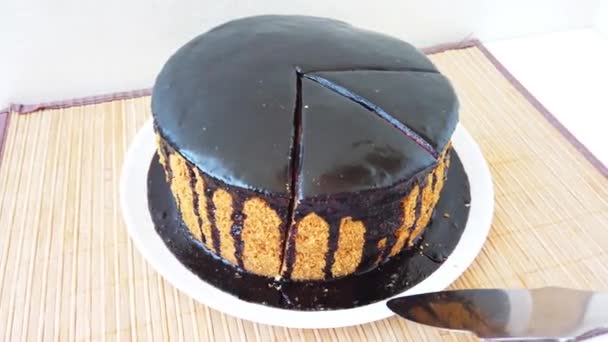 Порезанный ножом шоколадный торт день рождения — стоковое видео