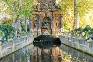 Fountain Medici, Paris 'teki Lüksemburg bahçesinde.