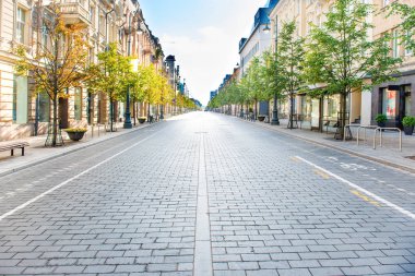 Boş yolu olan şehir caddesi