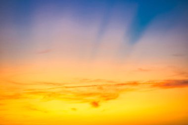 Kırmızı bulutlarla gün batımı gökyüzü