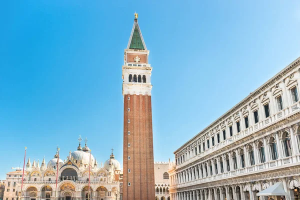 Plaza de San Marco en Venecia con campanario —  Fotos de Stock