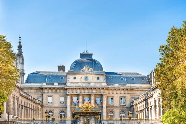 Paris 'teki Adalet Sarayı manzarası — Stok fotoğraf